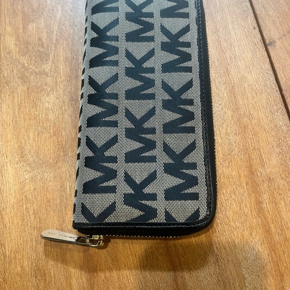 Like new Michael kors zip around wallet - Picture 4 of 9